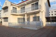 OFIM propose en location deux villas mitoyennes à usage professionnelle sur Antsakaviro en bord de route avec un grand parking.
