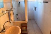 OFIM propose en location deux villas mitoyennes à usage professionnelle sur Antsakaviro en bord de route avec un grand parking.
