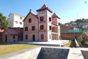 OFIM loue une villa F6 avec piscine nichée sur un terrain de 2700m2 sur Itaosy Ambohidrapeto à usage habitation ou professionnel.