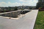 OFIM loue une villa F6 avec piscine nichée sur un terrain de 2700m2 sur Itaosy Ambohidrapeto à usage habitation ou professionnel.