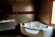 OFIM loue une villa F6 avec piscine nichée sur un terrain de 2700m2 sur Itaosy Ambohidrapeto à usage habitation ou professionnel.