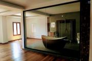 OFIM loue une villa F6 avec piscine nichée sur un terrain de 2700m2 sur Itaosy Ambohidrapeto à usage habitation ou professionnel.