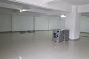 OFIM Immobilier offre en location un entrepôt  de 480m2 en deux niveaux sur ambolokandrina à environ 30min du centre ville.