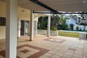 Une villa F6 avec piscine à 5mn à pied du Lycée Français à Ambatobe