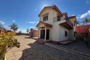 Vente ou location d'une maison F6 &agrave; Andranovelona Ilafy sur terrain de 800m2