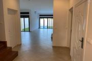 OFIM immobilier loue une villa F6 sur Ambatobe avec parking et piscine.