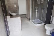 Villa moderne F5 avec piscine sur un terrain de 2000m2 en location sur Anosiala Alakamisy, disponible de suite - douche chambre RDC
