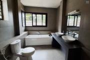 Villa moderne F5 avec piscine sur un terrain de 2000m2 en location sur Anosiala Alakamisy, disponible de suite - SDB parentale