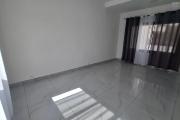 Maison entière de trois niveaux en bord de route contenant un local commercial au RDC et un appartement T4 à l'étage sur By-pass.