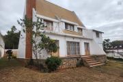 Opportunité à ne pas manquer, villa à vendre sur Ambohibao à quelques mètres de la route principale. Contact Mr Jacky +261 34 02 443 04