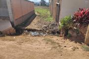 À vendre un terrain de 400m2 à quelques mètres de by pass sis à Alasora. Contact Mr Jacky 0340244304