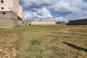 À vendre un terrain de 400m2 à quelques mètres de by pass sis à Alasora. Contact Mr Jacky 0340244304