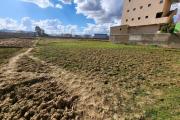 À vendre un terrain de 400m2 à quelques mètres de by pass sis à Alasora. Contact Mr Jacky 0340244304