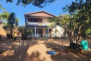 À VENDRE - MAISON F6 AVEC GRAND TERRAIN ARBORÉ DE 2166 m2 À IVATO Soavinarivo. CONTACT Mr Jacky 034 02 443 04