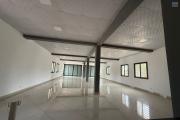 A LOUER local commercial de 250m2  en bord de la route principale avec parking à by pass contact Francia  034 02218 69