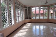 A LOUER une belle propri&eacute;t&eacute; de 1500m2 avec grande villa de type F8  en plein centre ville a ankadifotsy ambatomitsangana contact Francia