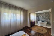 En location villa meublée de standing type F6 avec piscine à 5 minutes de l'aéroport Ivato. Contact rapide Mr Jacky. NON DISPONIBLE