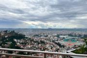 Vente d'un appartement T3 d'une superficie de 140m2 sur la haute ville à Ambohimitsimbina ( CONTACT LALAINA 034 08 583 76)