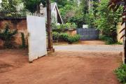 À vendre une Maison de type F5, environnement résidentiel, calme et sécurisé. Accès facile, proximité de la nouvelle rocade aéroport Ivato et Ambohitrimanjaka. ( Contact rapide Mr Jacky )