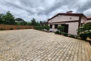 A LOUER - Jolie villa basse meublée de type F5 située à Ivato. Contact rapide Mr Jacky +