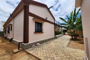 A LOUER - Jolie villa basse meubl&eacute;e de type F5 situ&eacute;e &agrave; Ivato. Contact rapide Mr Jacky + 261 34 02 443 04