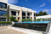 Trois villas neuves mitoyennes aves une grande piscine &agrave; 5mn d'Ambatobe