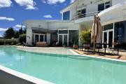 Une villa F7 à piscine à débordement à 7mn en voiture sur la hauteur d'Ambatobe