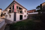 A VENDRE - UNE MAISON A ETAGE RENOVEE DE TYPE F9 BORD DE ROUTE PAVEE SITUEE A ANDRANORO AMBOHIBAO