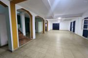 A VENDRE - UNE MAISON A ETAGE RENOVEE DE TYPE F9 BORD DE ROUTE PAVEE SITUEE A ANDRANORO AMBOHIBAO