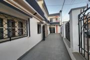 A VENDRE - UNE MAISON A ETAGE RENOVEE DE TYPE F9 BORD DE ROUTE PAVEE SITUEE A ANDRANORO AMBOHIBAO