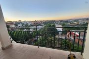 A VENDRE - UNE MAISON A ETAGE RENOVEE DE TYPE F9 BORD DE ROUTE PAVEE SITUEE A ANDRANORO AMBOHIBAO
