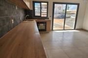 A louer un spacieux appartement F1 avec un jardin privatif dans un immeuble neuf de standing à proximité immédiate des commodités situé à Talatamaty