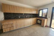A vendre appartement neuf de standing type F3 d'une superficie de 89m2 dont 14m2 de varangue situé à Talatamaty proximité immédiat des commodités
