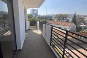 &Agrave; louer &ndash; Ensemble de 3 appartements (RDC + 1er &eacute;tage) &ndash; Analamahitsy Park - balcon au R+1