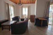 A louer magnifique villa de plain-pied F4 semi-meubl&eacute;e avec piscine et belle vue d&eacute;gag&eacute;e &agrave; Ambatobe Manazary