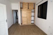&Agrave; louer &ndash; Ensemble de 3 appartements (RDC + 1er &eacute;tage) &ndash; Analamahitsy Park - chambre avec placard et SDE et toilette attenante