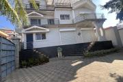Une maison F8 sur 3 niveaux à Analamahitsy