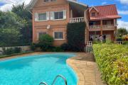 Une villa F6 de type traditionnel avec piscine à Ambatobe
