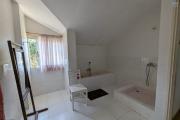 OFIM met en vente une magnifique villa &agrave; &eacute;tage type F6 avec vue panoramique sur le lac de Mamamba dans un cadre exceptionnel pour une vie de confort situ&eacute;e &agrave; Ambohibao proximit&eacute; de l'&eacute;cole primaire fran&ccedil;aise C et centre commercial LEADER PRICE