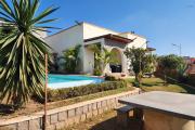 Villa plain-pied F4 avec piscine b&acirc;tie sur un terrain de 525 m2 &agrave; vendre - Manazary Ambatobe