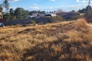 A vendre magnifique terrain de 6 230 m2 sis à Anjomakely Ivato, idéalement situé en bord de route pavée, offrant un accès facile à tout type de véhicule.