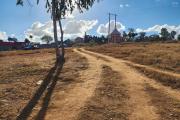 A vendre magnifique terrain de 6 230 m2 sis à Anjomakely Ivato, idéalement situé en bord de route pavée, offrant un accès facile à tout type de véhicule.