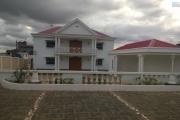 A vendre une grande villa avec piscine sur 1 553 m2 de terrain à Amborompotsy Talatamaty