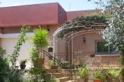 A louer une superbe villa meublée de type F4 avec un très beau jardin près d'un quartier résidentiel à Talatamaty ( NON DISPONIBLE )