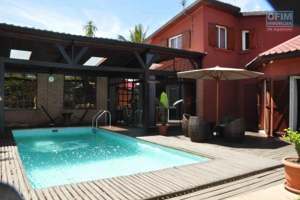 A vendre  villa F5 avec piscine à Mandrosoa Ivato sur 200M2 de surface habitable