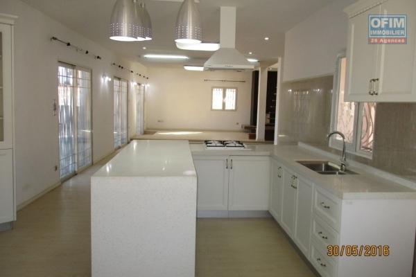 OFIM offre en location une maison d'architecte neuve de type F4 à Ambatobe