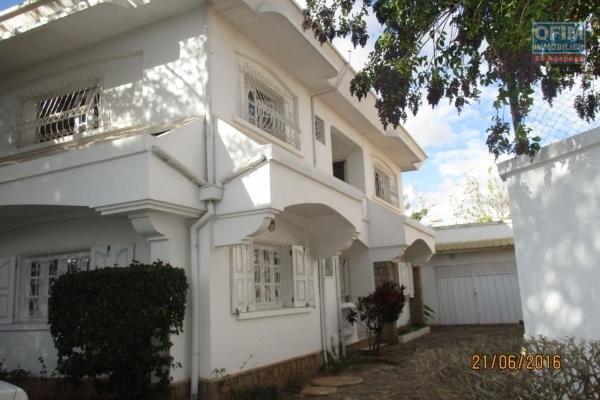 OFIM offre en location une belle Villa F6 avec piscine à Ambohitrarahaba, Contact Francia 034 02 218 69