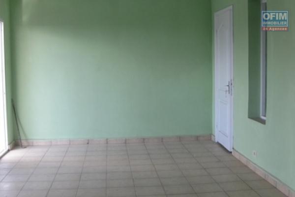 A louer un local neuf professionnel d'une superficie de 70m2 au bord de route à Ambohibao