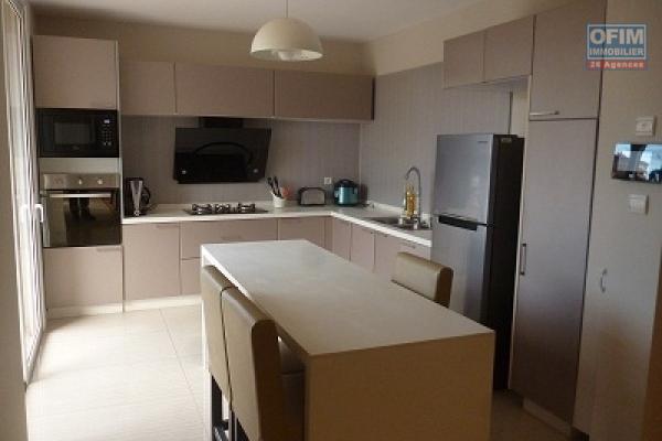 A louer un duplex de haut standing de type T5 dans une r&eacute;sidence bien s&eacute;curis&eacute;e dans le centre ville situ&eacute; au cit&eacute; planton. Contact Mr Jacky