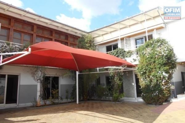 A louer une villa F8 à Analamahitsy dans un quartier calme à Analamahitsy Antananarivo
